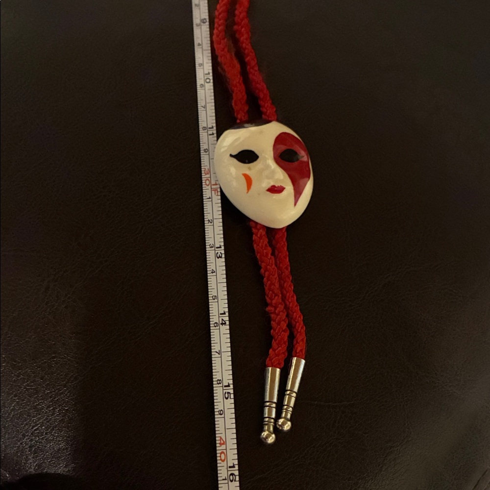 Vintage Red and White opera clown harlequin mask pendant string necklace - Picture 5 of 6